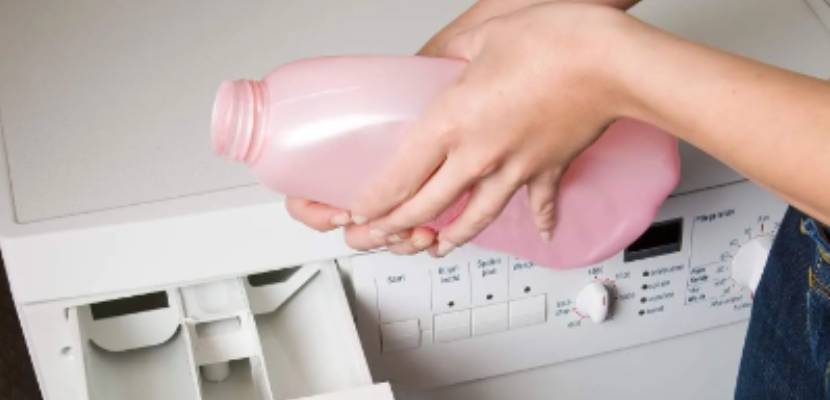 putting liquid detergent in compartment