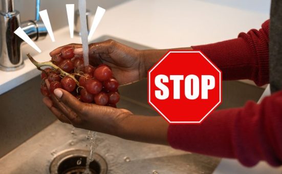 Why Rinsing Grapes Under the Tap Isn’t Enough.. Do This Instead!